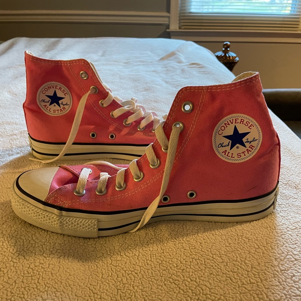 Brand new Women’s Pink high top Converse
